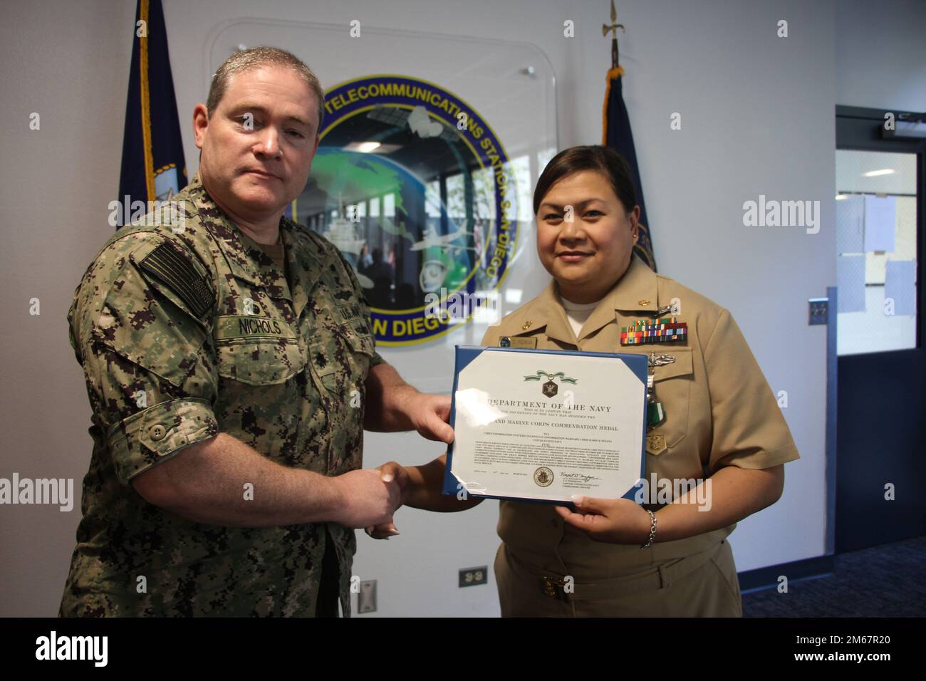 Il CDR Nichols premia l'ITC Pizana con una Medaglia alla Comendation della Marina e del corpo dei Marine. Foto Stock