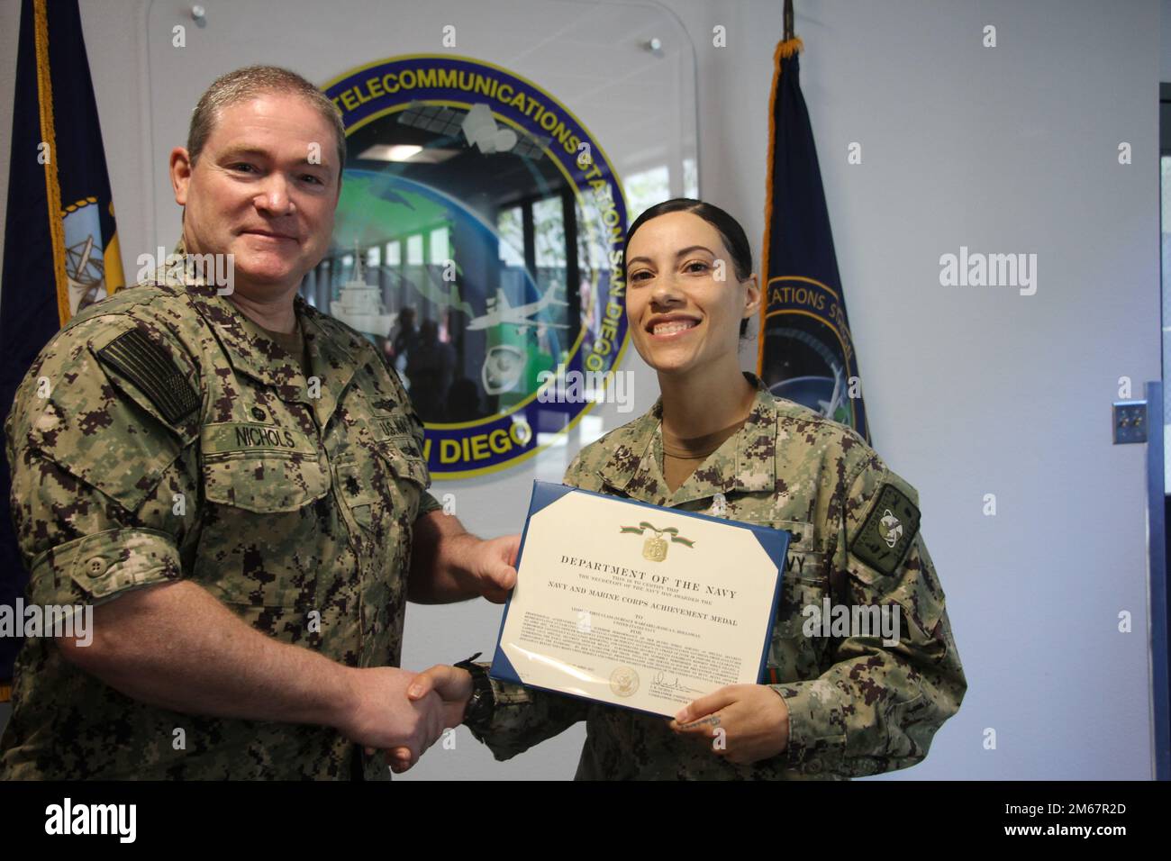 Il CDR Nichols premia Holloway YN1 con una Medaglia Navy and Marine Corps Achievement. Foto Stock