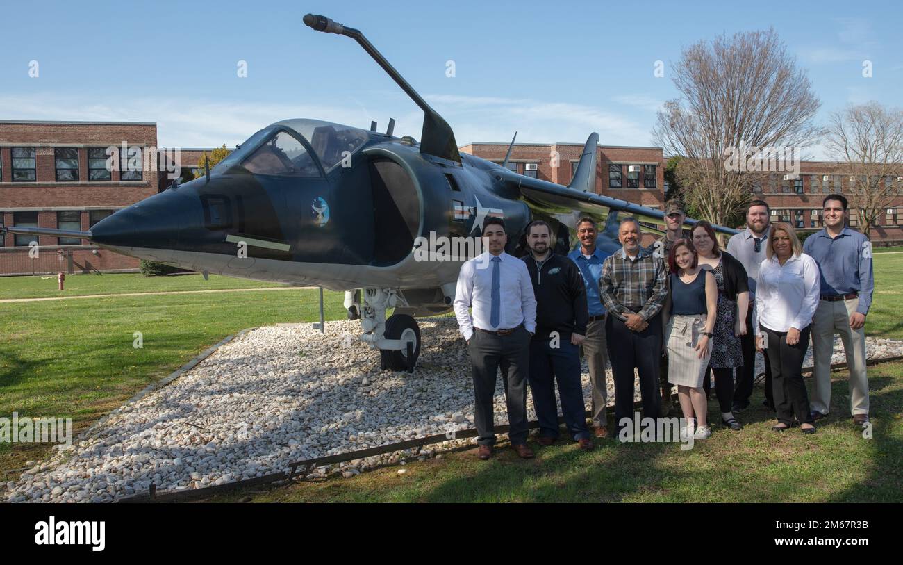 AV-8 Integrated Weapons Support Team si riunisce per celebrare il raggiungimento di una pietra miliare significativa raggiungendo un livello storico minimo per i backorder totali. Foto Stock