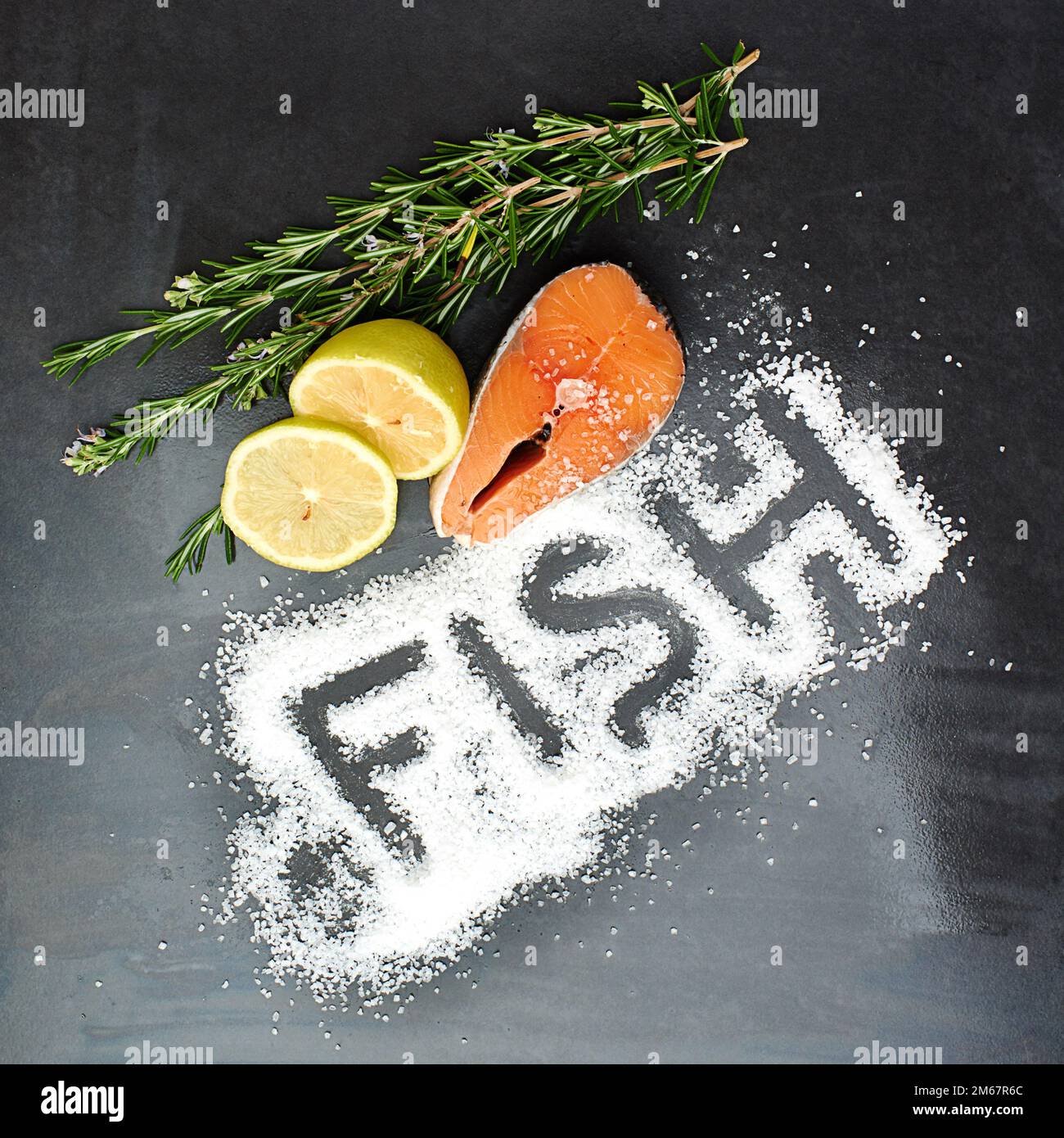 Ora che sembra delizioso. Shot da studio ad angolo alto di deliziose erbe di pesce su un tavolo. Foto Stock Ora che sembra delizioso. Shot da studio ad angolo alto di deliziose erbe di pesce su un tavolo. Foto Stock