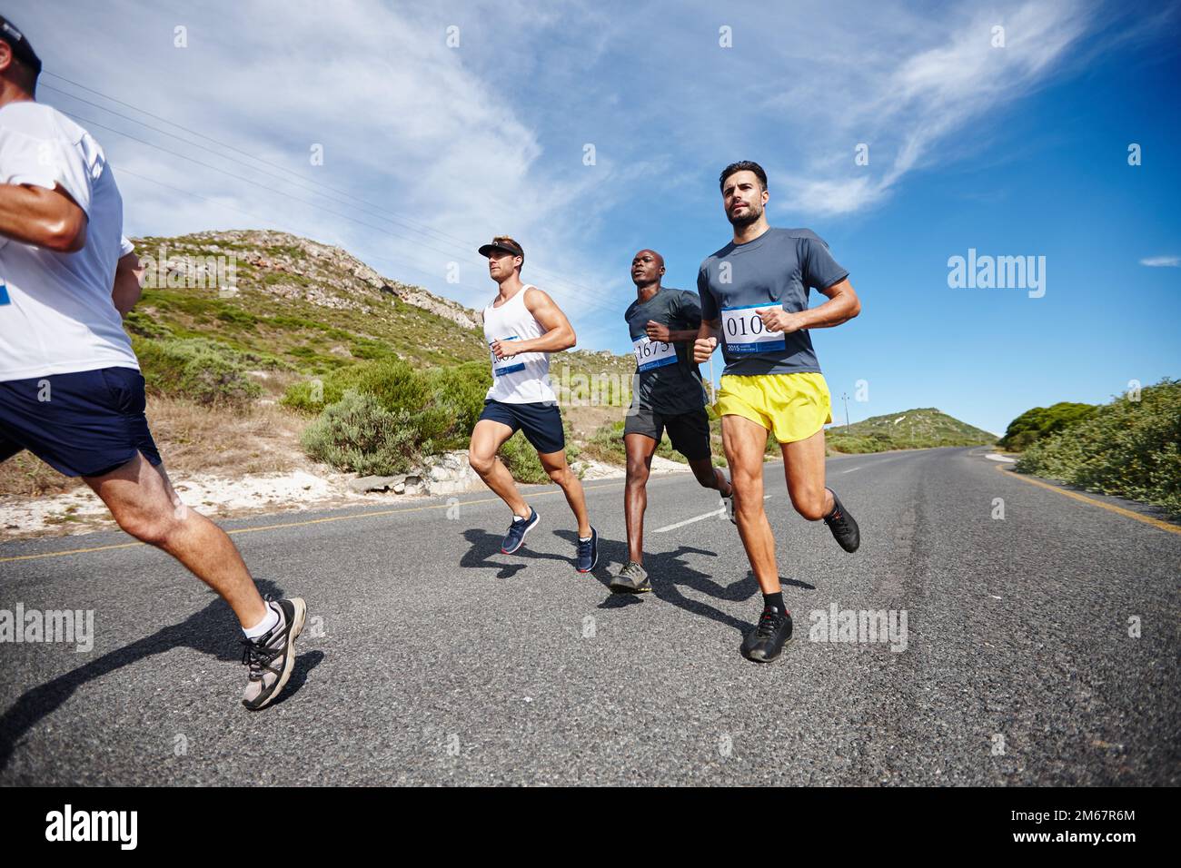 Impegnarsi l'un l'altro in strada. un gruppo di giovani che corrono una maratona. Foto Stock