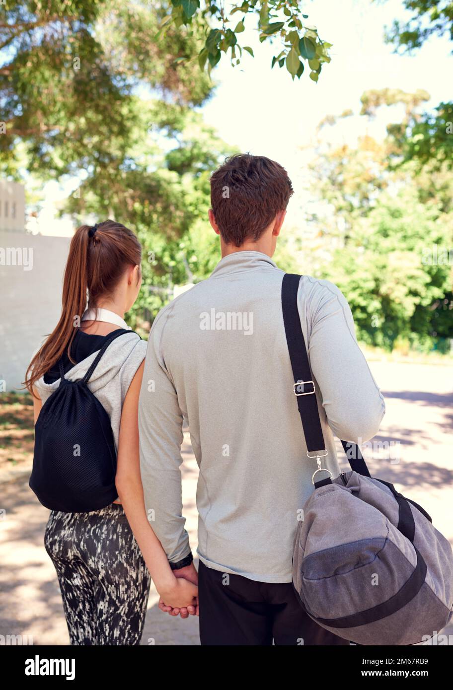 Il relativo interamente circa l'impegno. una giovane coppia sportiva che cammina insieme prima di un allenamento. Foto Stock