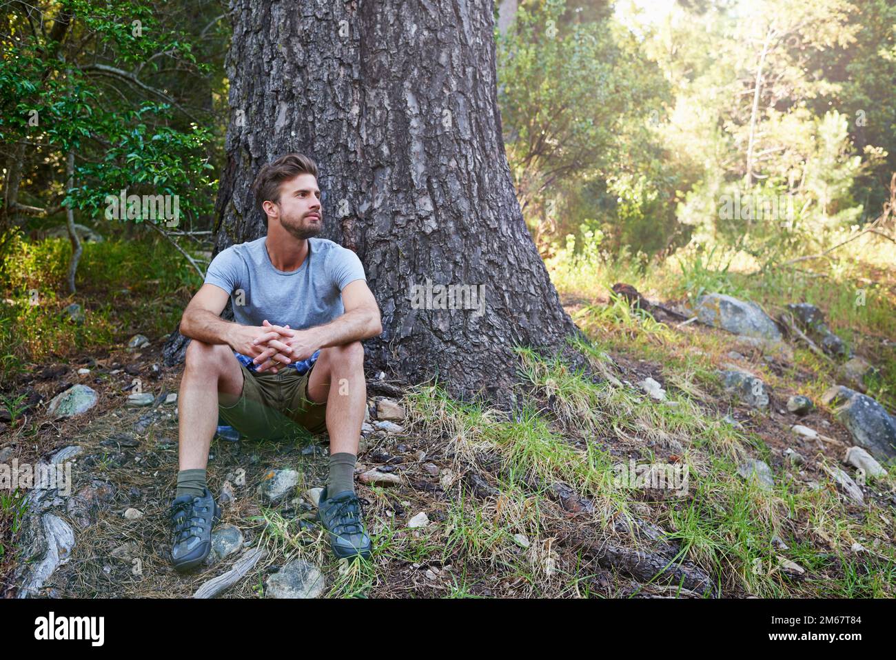 Lasciate che il vostro corpo viaggi dove la vostra mente vaga. Un giovane che guarda la natura intorno a lui. Foto Stock