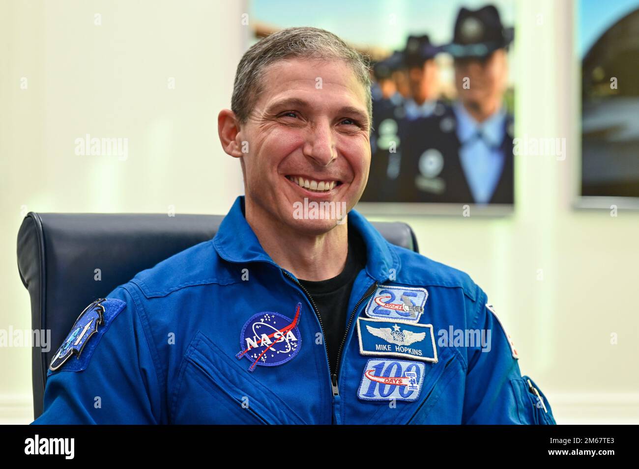 Astronauta della NASA e degli Stati Uniti Mike Hopkins parla con gli studenti della Wade Hampton High School di Greenville, S.C. durante un video engagement al Pentagono, Arlington, Virginia, 14 aprile 2022. L'impegno è stato parte degli Stati Uniti La campagna di sensibilizzazione “STEM to Space” della forza spaziale, che incoraggia gli studenti a perseguire l’educazione scientifica, tecnologica, ingegneristica e matematica. Foto Stock