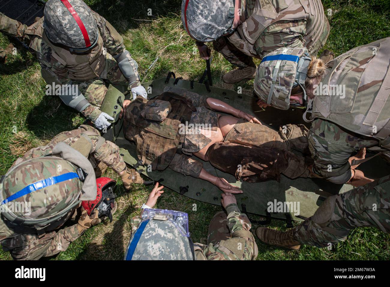 STATI UNITI I soldati dell'esercito hanno istituito un paziente simulato durante un corso di salvataggio di combattimento gestito dal Medical Simulation Training Center sulla base congiunta McGuire-Dix-Lakehurst, New Jersey, 14 aprile 2022. Il Medical Simulation Training Center fornisce una formazione medica realistica sia ai soldati medici che non medici nella Guardia Nazionale attiva, di Riserva e di Riserva, e fornisce istruzioni pratiche sulle ultime tecniche di trauma e terapia critica sul campo di battaglia. Foto Stock