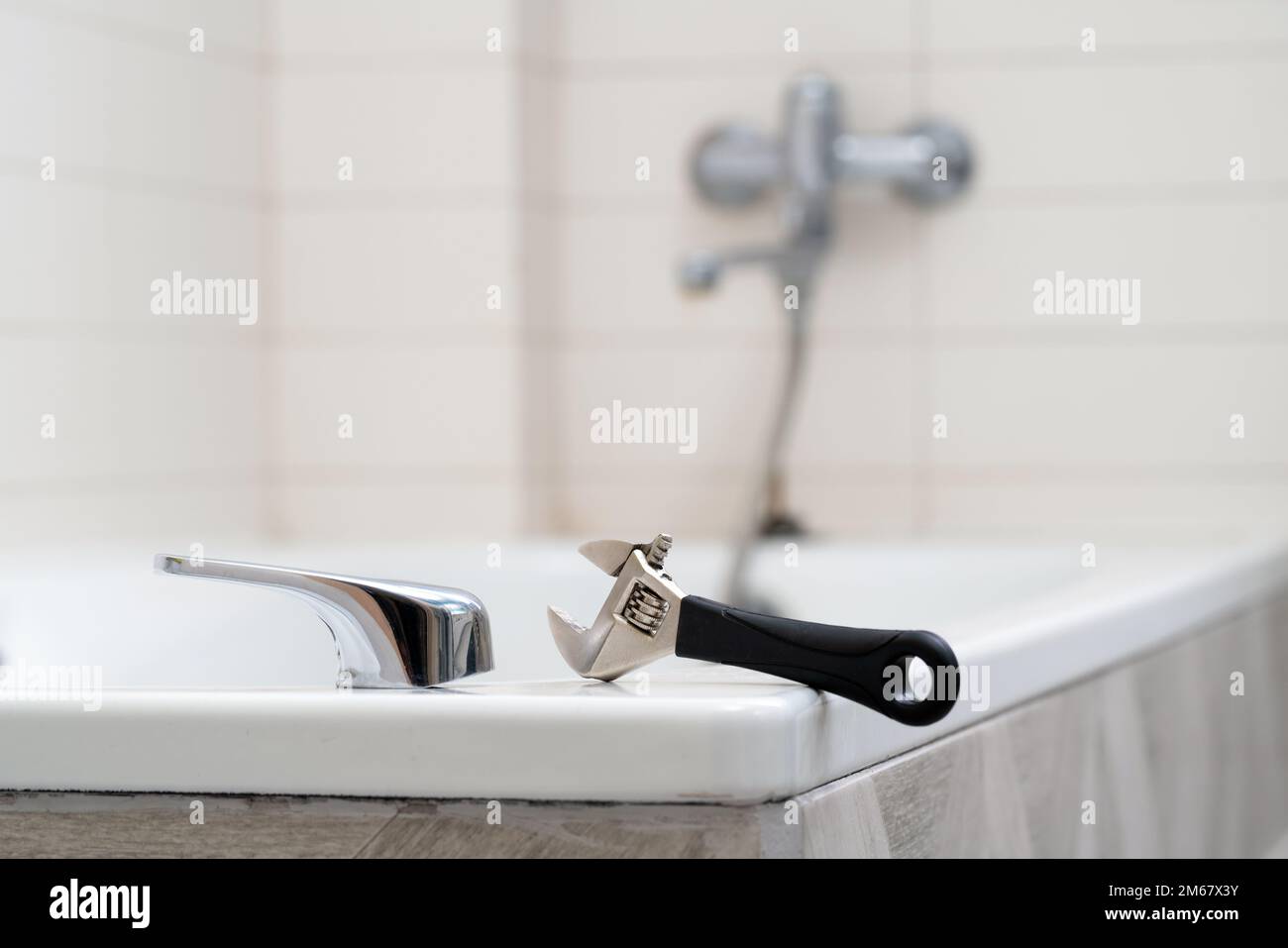 Perdite dal rubinetto della doccia. Maniglia della vasca rotta. Riparazione di emergenza Foto Stock