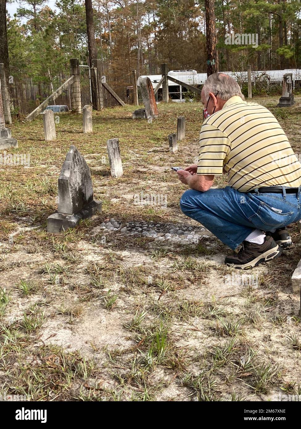 Il sig. Bob carter, Greensboro, NC, studia una lapide di un antenato nel cimitero di Green Bay aprile 14. Il 14 aprile, Fort Stewart ha ospitato il tour primaverile del cimitero. Quasi 20 partecipanti hanno visitato due degli oltre 50 cimiteri dell'impianto, con fermate ai cimiteri Green Bay e Wells. Foto Stock