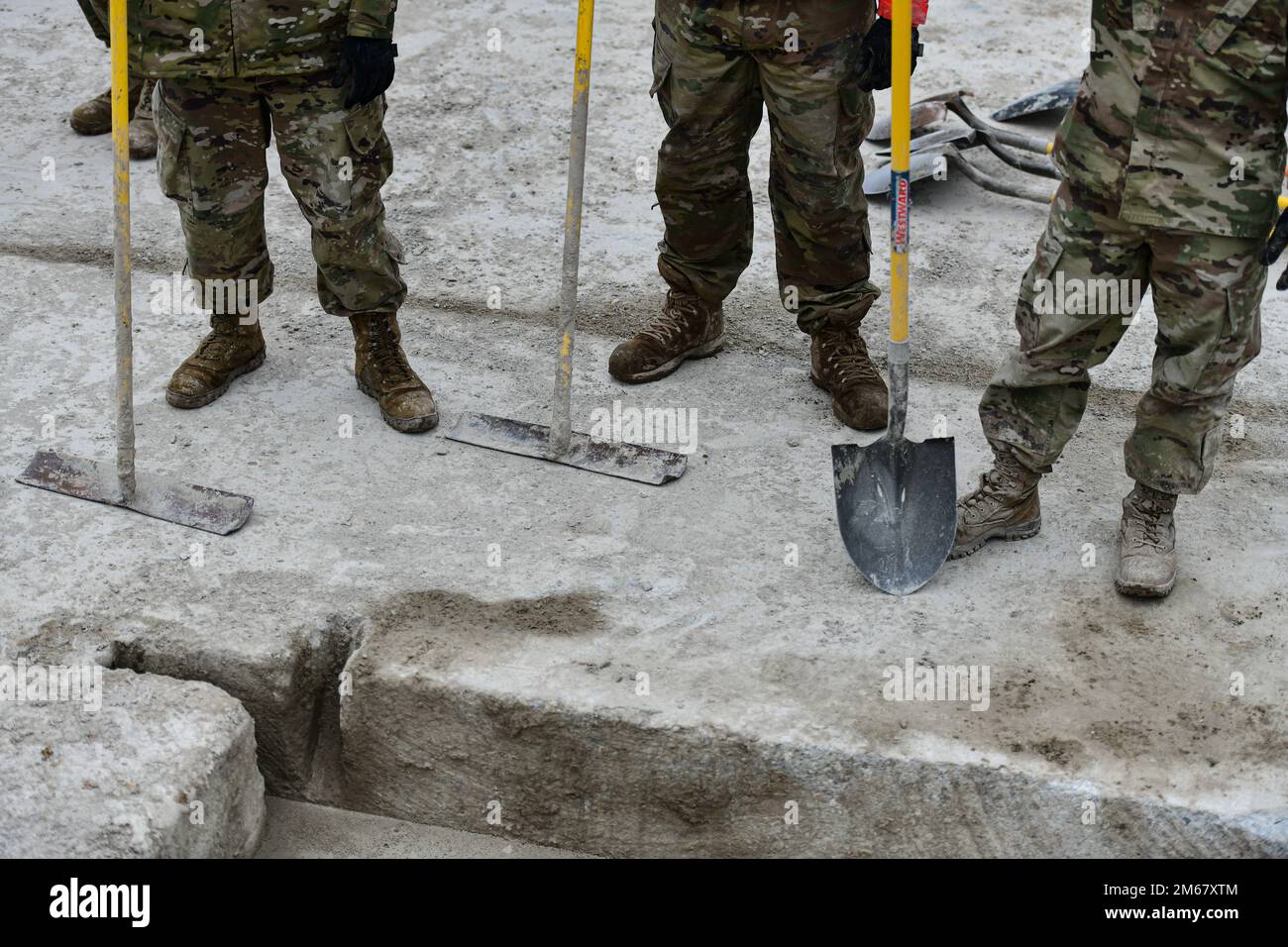 Gli aerei dei 8th pavimenti di Squadron dell'ingegnere civile e del volo di attrezzature pesanti, aspettano di riempire un cratere di cemento durante il corso di riparazione rapida di danni da campo aereo alla base aerea di Kunsan, Repubblica di Corea, 14 aprile 2022. Gli Airmen del CES 8th hanno eseguito RADR, un esercizio di allenamento per riparare rapidamente una pista, garantendo che la flotta di F-16 Fighting Falcons di Kunsan decolli in modo sicuro dalla linea di volo. Foto Stock