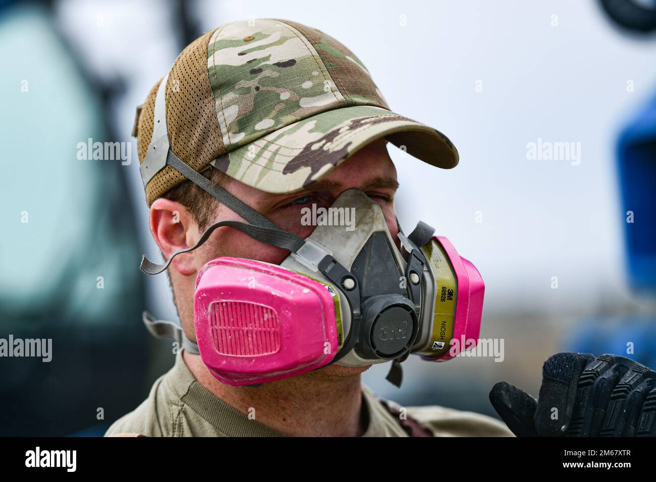 Airman David Shipley, 8th ingegnere civile pavimenti Squadron e operatore di attrezzature pesanti, indossa i suoi dispositivi di protezione personale durante il corso di Rapid Airfield Damage Repair alla base aerea di Kunsan, Repubblica di Corea, 14 aprile 2022. Sebbene la formazione RADR coinvolga l'intero CES del 8th, i marciapiedi e le attrezzature pesanti gli Airmen sono responsabili del funzionamento e della manutenzione delle attrezzature da costruzione pesanti, della costruzione, della manutenzione e dell'ispezione di piste di calcestruzzo e asfalto, dei grembiuli e delle strade di parcheggio degli aeromobili e della progettazione di progetti di demolizione che includano il posizionamento e la detonazione di esplosivi. Foto Stock