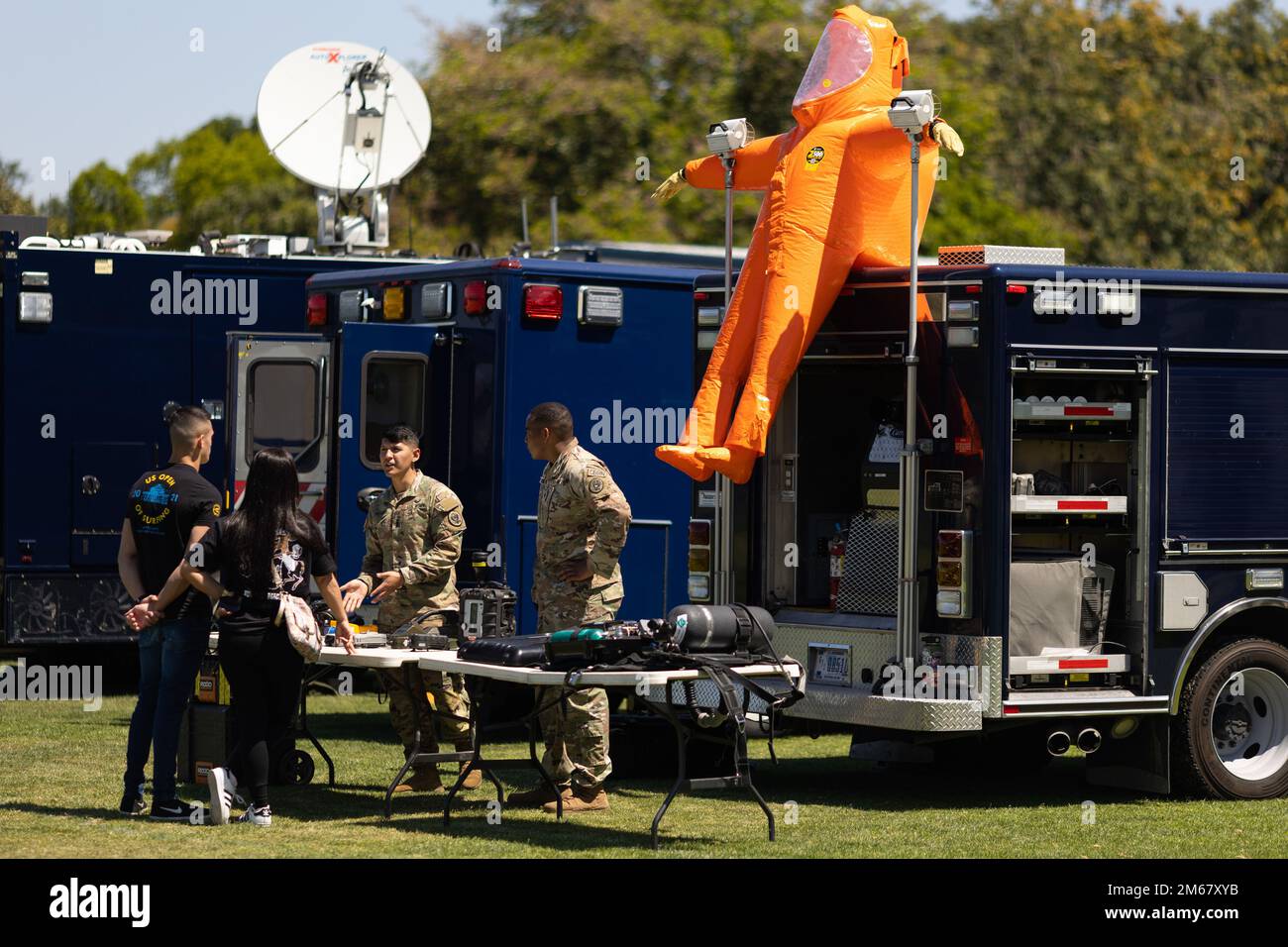 STATI UNITI Army 1st Lt. Pitsikos Demetrious, a sinistra, leader della squadra di indagine con il 9th Civil Support Team della Guardia Nazionale della California (armi di distruzione di massa), Andrew Meddley, a destra, parla con gli studenti del campus della California state University di Fullerton durante il Military Exhibition Day, 14 aprile 2022, a Fullerton, California. L'evento è stato organizzato dal programma ROTC della scuola e ha offerto ai cadetti e agli studenti l'opportunità di imparare a servire nella Guardia Nazionale e negli Stati Uniti Riserva dell'esercito. Foto Stock