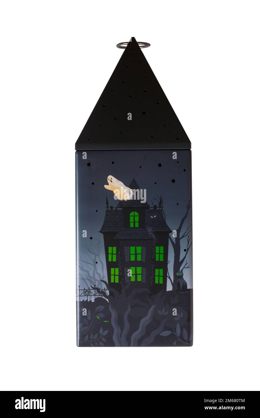 Latta di Halloween isolata su sfondo bianco - tutta la lanterna del burro si accende con una spaventosa luce LED verde di M&S. Foto Stock