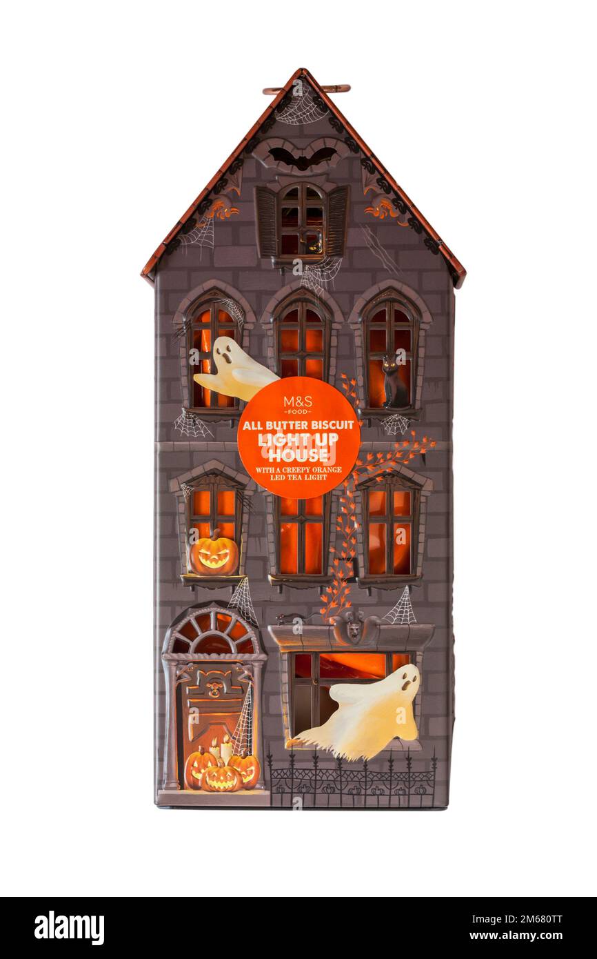 Latta di Halloween isolata su sfondo bianco - tutto il biscotto al burro illumina la casa con una spaventosa luce LED arancione di M&S. Foto Stock