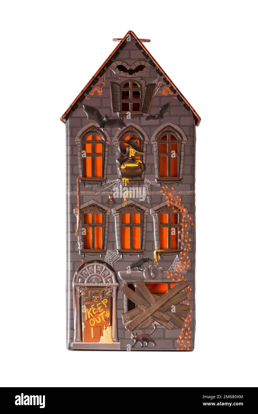 Latta di Halloween isolata su sfondo bianco - tutto il biscotto al burro illumina la casa con una spaventosa luce LED arancione di M&S. Foto Stock