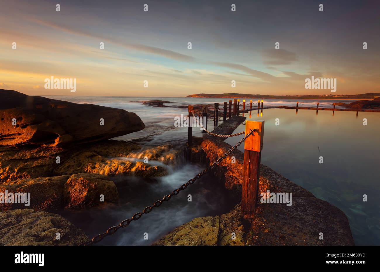 Luce mattutina alla Mahon Rock pool Maroubra Australia. Messa a fuoco al primo post Foto Stock