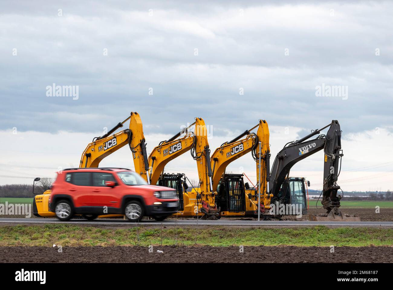 Magdeburgo, Germania. 02nd Jan, 2023. Gli archeologi esaminano parti del futuro sito Intel, anche con apparecchiature pesanti. All'inizio di gennaio, le necessarie indagini archeologiche sono iniziate a Magdeburgo nel corso dell'insediamento del produttore statunitense di chip Intel. A marzo, Intel aveva annunciato che l'ultima generazione di chip sarebbe stata prodotta nella capitale della Sassonia-Anhalt a partire dal 2027. Nella prima fase di espansione, si dovranno costruire due impianti a semiconduttori e si potrebbero creare diverse migliaia di posti di lavoro. Credit: Stephan Schulz/dpa/ZB/dpa/Alamy Live News Foto Stock