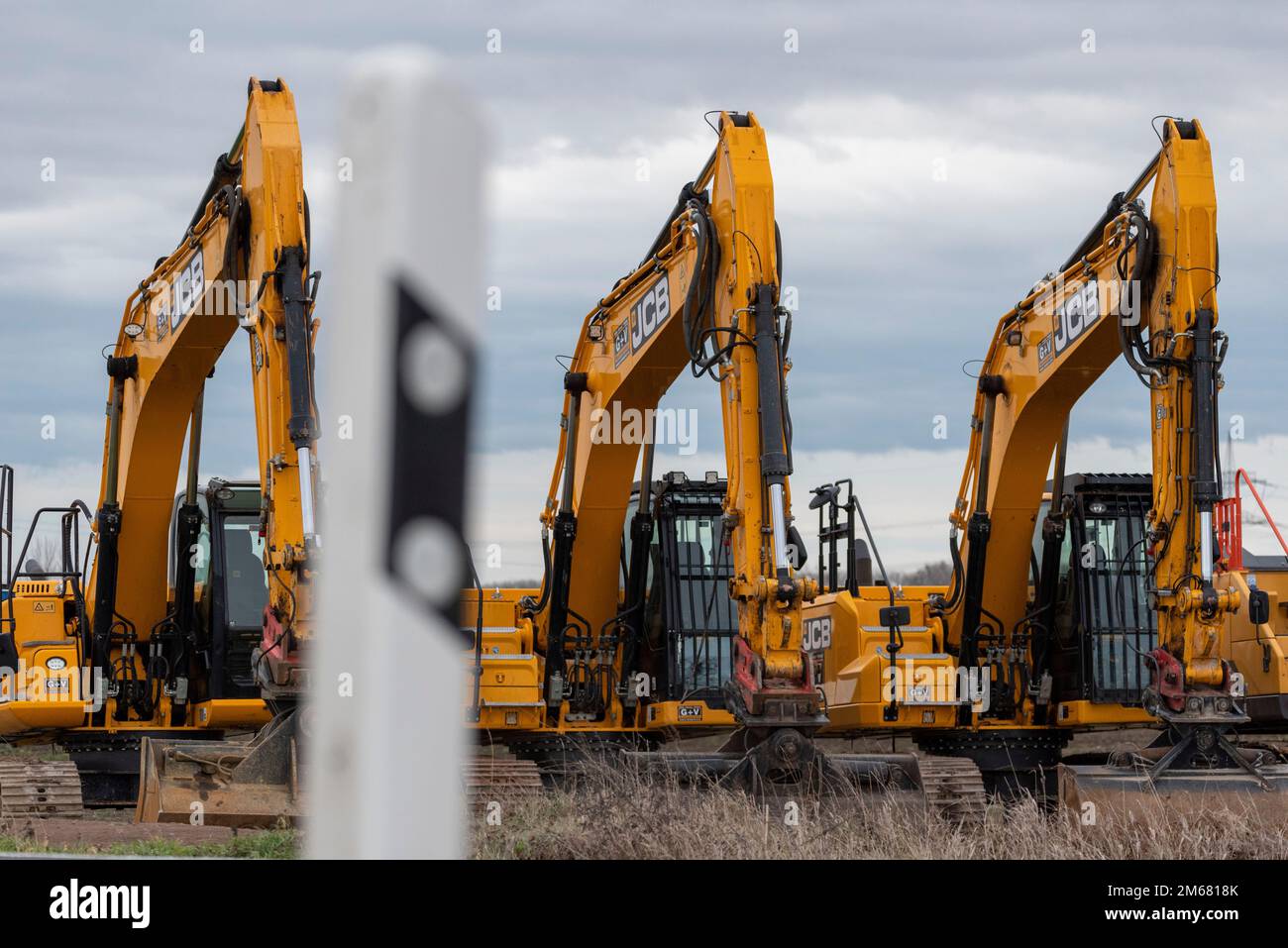 Magdeburgo, Germania. 02nd Jan, 2023. Gli archeologi esaminano parti del futuro sito Intel, anche con apparecchiature pesanti. All'inizio di gennaio, le necessarie indagini archeologiche sono iniziate a Magdeburgo nel corso dell'insediamento del produttore statunitense di chip Intel. A marzo, Intel aveva annunciato che l'ultima generazione di chip sarebbe stata prodotta nella capitale della Sassonia-Anhalt a partire dal 2027. In una prima fase di espansione, si dovranno costruire due impianti a semiconduttori e si potrebbero creare diverse migliaia di posti di lavoro. Credit: Stephan Schulz/dpa/ZB/dpa/Alamy Live News Foto Stock