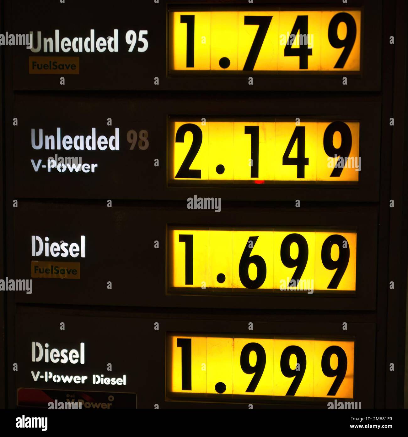 Insegna illuminata con un listino prezzi dei combustibili liquidi nel noto nome Shell Foto Stock