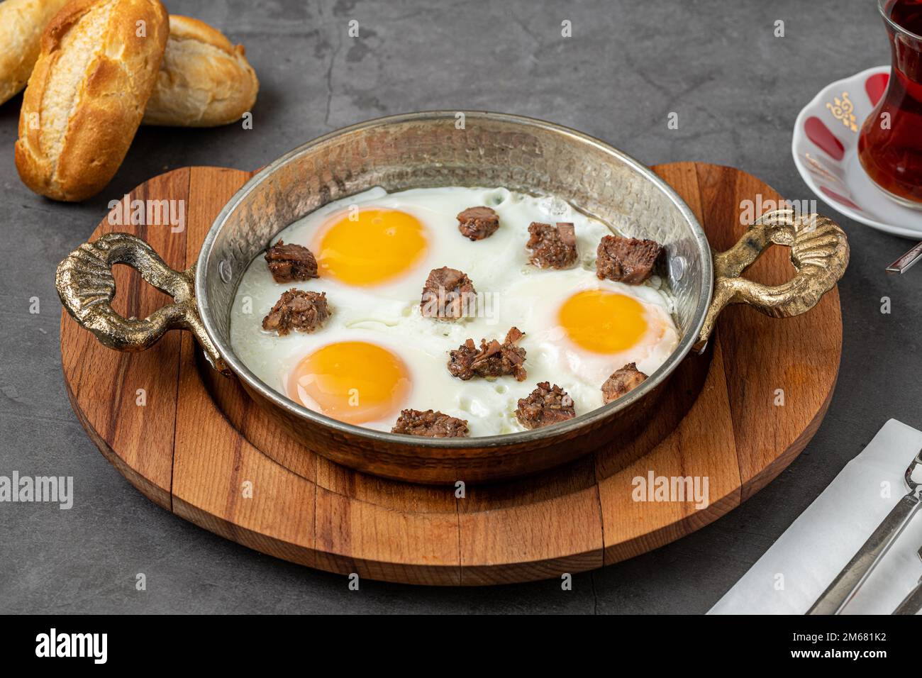 Uova strapazzate Turco nome Kavurmali Yumurta con carne arrosto in padella di rame Foto Stock