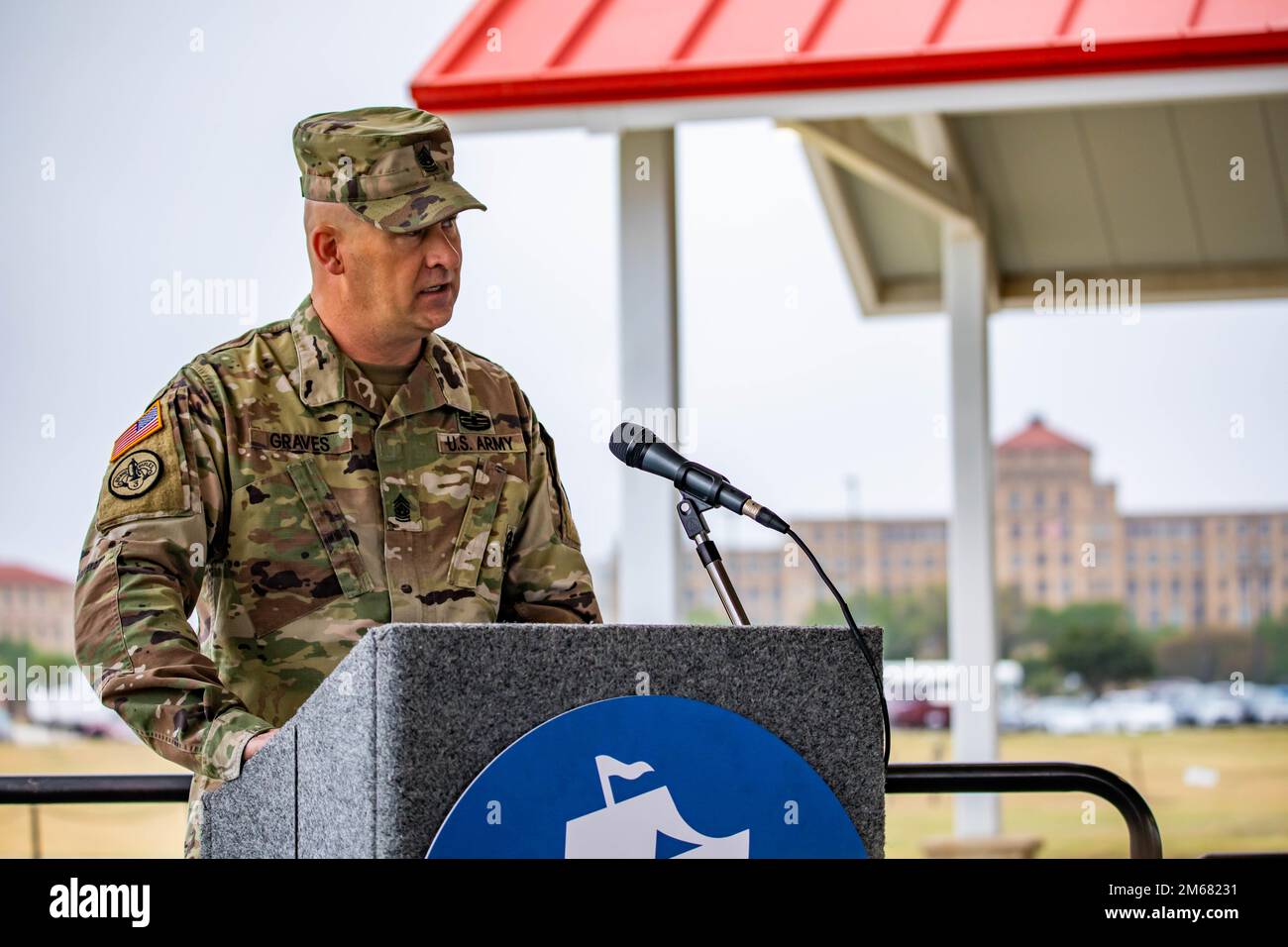 STATI UNITI Ronald J. Graves, consigliere senior entrante dell'esercito del sud, parla ad una cerimonia di cambio di responsabilità al JBSA - Fort Sam Houston, 15 aprile 2022. “Attendo con ansia di continuare [il comando Sgt. Major Trevor C. Walker’s] grandi iniziative e sforzi per prendersi cura dei soldati e delle famiglie del Sud dell’Esercito, nonché per costruire relazioni nazionali partner e formazione insieme alle nostre partnership con l’America centrale e meridionale e i Caraibi”, ha affermato Graves. "La nostra missione è vitale per la nostra sicurezza nazionale". Graves, un nativo di Tippler Wisconsin, si è Unito agli Stati Uniti Esercito nel 1995 e mo Foto Stock
