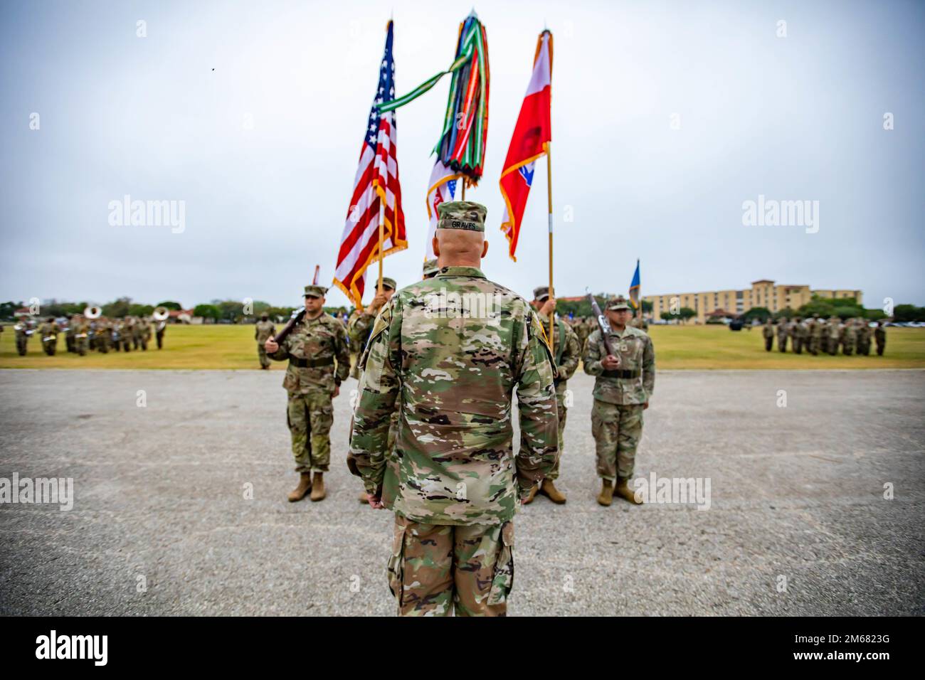 STATI UNITI Ronald J. Graves, comandante Sgt. Major. Ronald J. Graves, si trova di fronte ad una formazione in occasione di una cerimonia di cambio di responsabilità al JBSA - Fort Sam Houston, 15 aprile 2022. “Attendo con ansia di continuare [il comando Sgt. Major Trevor C. Walker’s] grandi iniziative e sforzi per prendersi cura dei soldati e delle famiglie del Sud dell’Esercito, nonché per costruire relazioni nazionali partner e formazione insieme alle nostre partnership con l’America centrale e meridionale e i Caraibi”, ha affermato Graves. "La nostra missione è vitale per la nostra sicurezza nazionale". Graves, un nativo di Tippler Wisconsin, si unì al Foto Stock