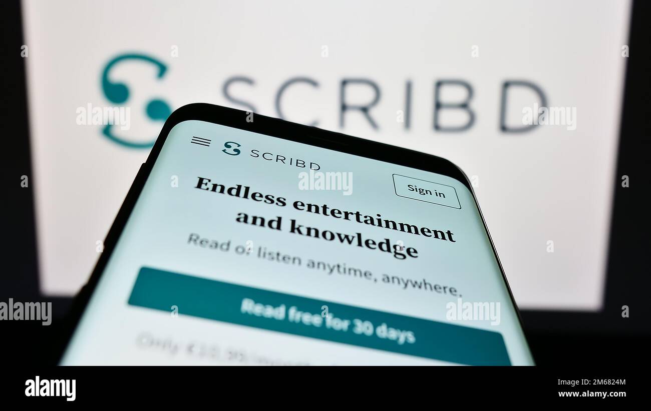 Smartphone con sito Web della società statunitense Scribd Inc. Sulla schermata di fronte al logo aziendale. Messa a fuoco in alto a sinistra del display del telefono. Foto Stock