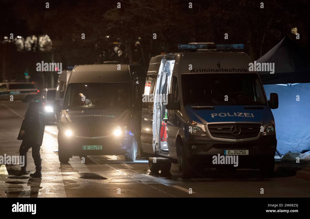 Berlino, Germania. 03rd Jan, 2023. I veicoli di emergenza della polizia si trovano accanto a un'area schermata in una strada di Kreuzberg. Un uomo senza casa era morto in un fuoco lì presto al mattino Credit: Paul Zinken/dpa/Alamy Live News Foto Stock