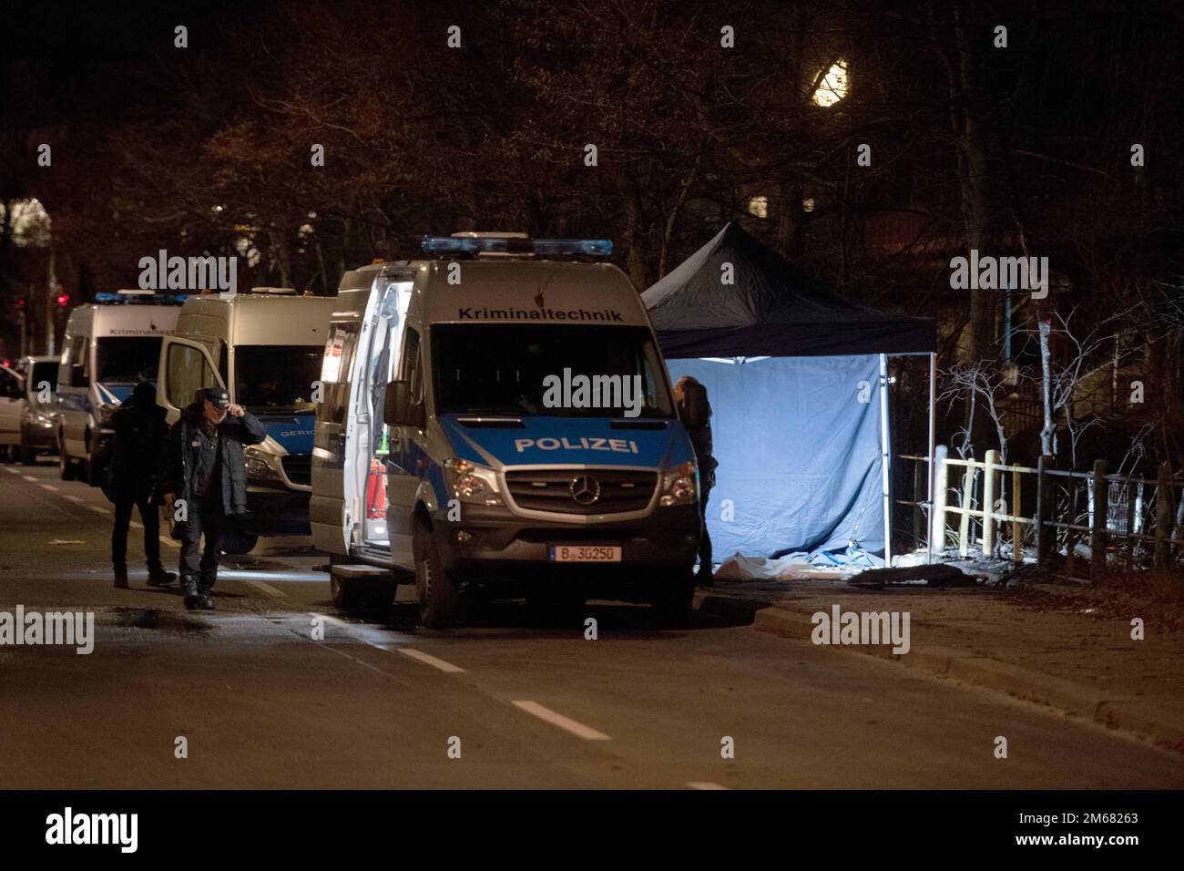 Berlino, Germania. 03rd Jan, 2023. I veicoli di emergenza della polizia si trovano accanto a un'area schermata in una strada di Kreuzberg. Un uomo senza casa era morto in un fuoco lì presto al mattino Credit: Paul Zinken/dpa/Alamy Live News Foto Stock