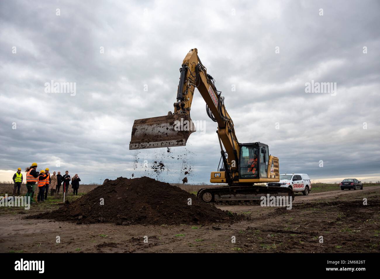 Magdeburgo, Germania. 02nd Jan, 2023. Gli archeologi esaminano parti del futuro sito Intel, anche con apparecchiature pesanti. All'inizio di gennaio, le necessarie indagini archeologiche sono iniziate a Magdeburgo nel corso dell'insediamento del produttore statunitense di chip Intel. A marzo, Intel aveva annunciato che l'ultima generazione di chip sarebbe stata prodotta nella capitale della Sassonia-Anhalt a partire dal 2027. In una prima fase di espansione, si dovranno costruire due impianti a semiconduttori e si potrebbero creare diverse migliaia di posti di lavoro. Credit: Stephan Schulz/dpa/ZB/dpa/Alamy Live News Foto Stock