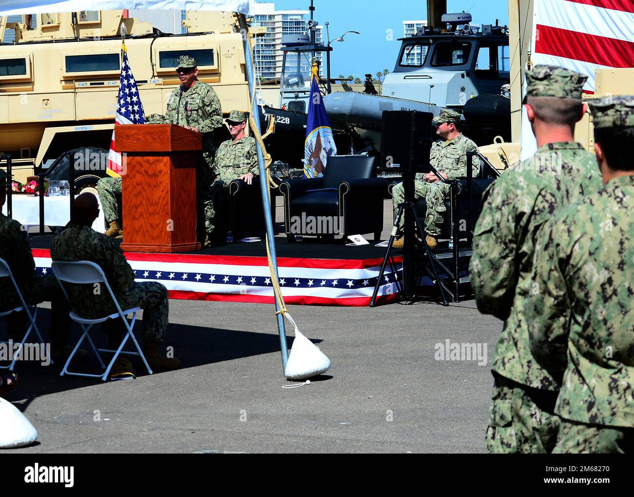 CORONADO, California (15 aprile 2022) il capitano Patrick Brown, il comandante uscente dell'unità Expeditionary Support Unit (EODESU) 1, interviene durante la cerimonia di cambio di comando dell'unità presso la base navale anfibio di Coronado, il 15 aprile 2022. EODESU-1 progetta, coordina, integra e fornisce supporto logistico che consente al gruppo di smaltimento delle Ordnance esplosive (EODGRU) 1 e alle sue unità di sostenere la flotta e la forza comune nel raggiungimento degli obiettivi nazionali. Foto Stock