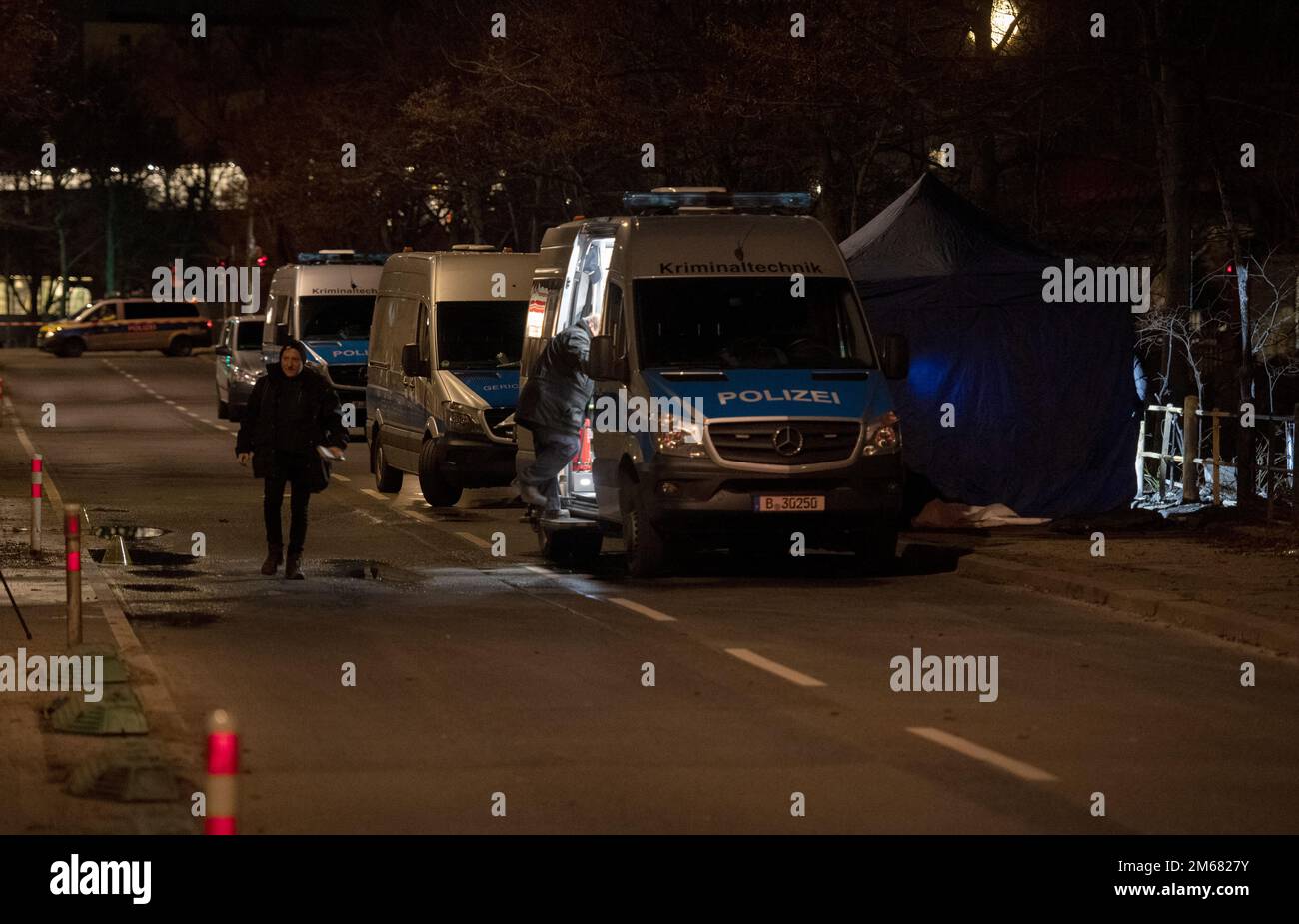 Berlino, Germania. 03rd Jan, 2023. I veicoli di emergenza della polizia si trovano accanto a un'area schermata in una strada di Kreuzberg. Un uomo senza casa era morto in un fuoco lì presto al mattino Credit: Paul Zinken/dpa/Alamy Live News Foto Stock