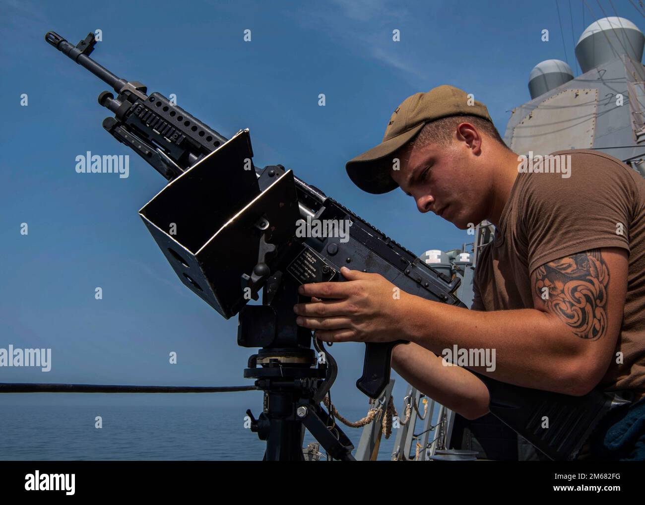 GULF OF OMAN (15 aprile 2022) il Gunner's Mate Seaman Clayton Slayton monta una mitragliatrice M240B durante un'esercitazione antiterrorismo a bordo del cacciatorpediniere missilistico guidato USS Gridley (DDG 101) nel Golfo di Oman, 15 aprile. Gridley è schierato nella 5th Fleet area of Operations per contribuire a garantire la sicurezza marittima nella regione del Medio Oriente. ATTT,DDG,GM,GRIDLEY,M240B, Foto Stock