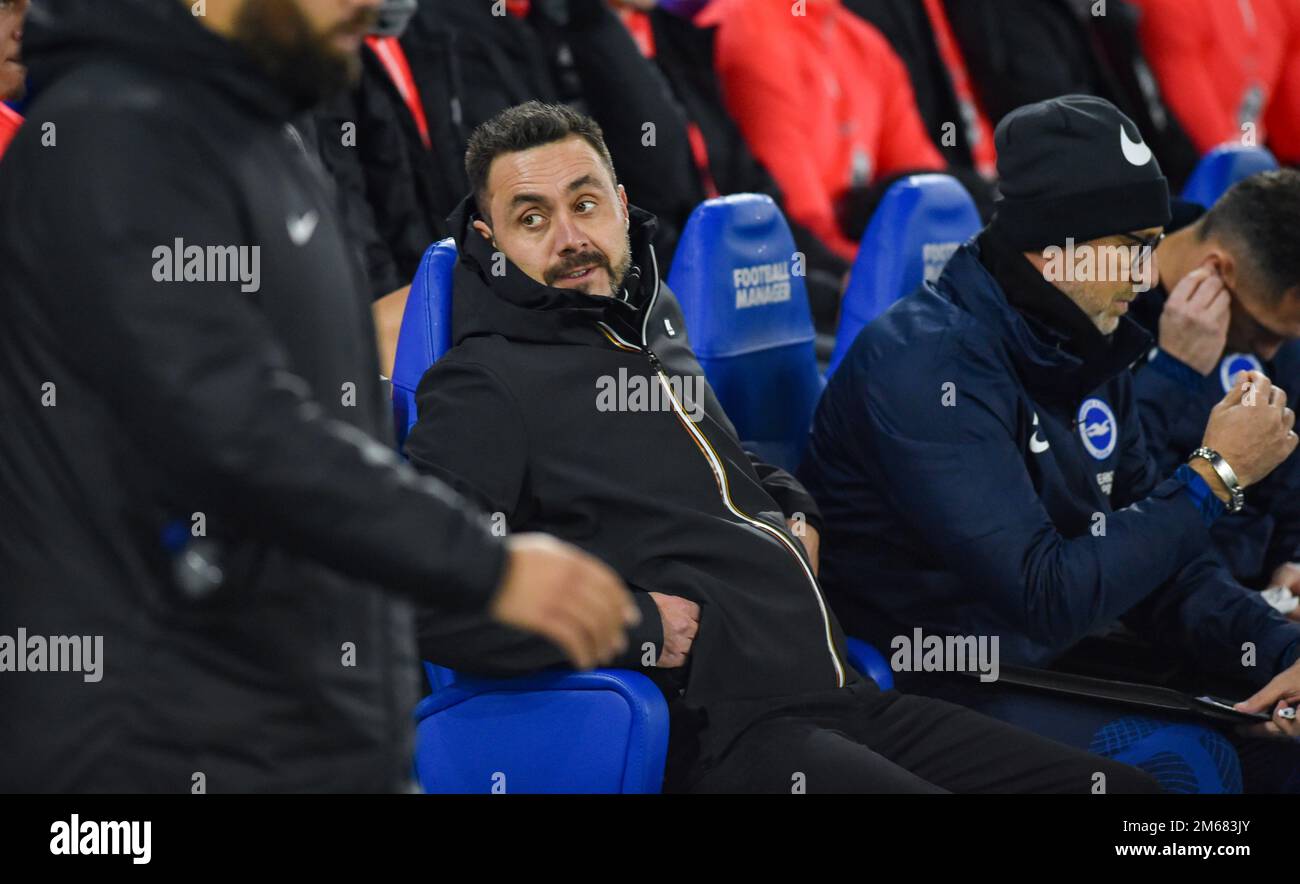 Allenatore capo di Brighton Roberto De Zerbi durante la partita della Premier League tra Brighton & Hove Albion e Arsenal all'American Express Community Stadium , Brighton , UK - 31st dicembre 2022 Foto Simon Dack/Telephoto Images. Solo per uso editoriale. Nessun merchandising. Per le immagini di calcio si applicano le restrizioni di fa e Premier League inc. Nessun utilizzo di Internet/cellulare senza licenza FAPL - per i dettagli contattare Football Dataco Foto Stock