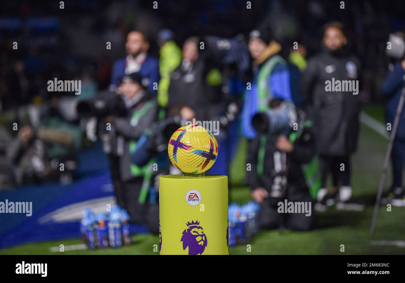 La palla prima durante la partita della Premier League tra Brighton & Hove Albion e Arsenal all'American Express Community Stadium , Brighton , UK - 31st dicembre 2022. Foto Simon Dack/Telephoto immagini. Solo per uso editoriale. Nessun merchandising. Per le immagini di calcio si applicano le restrizioni di fa e Premier League inc. Nessun utilizzo di Internet/cellulare senza licenza FAPL - per i dettagli contattare Football Dataco Foto Stock