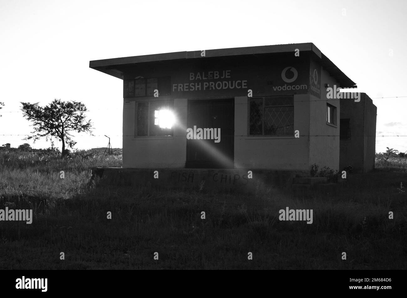 Ombre al tramonto in un villaggio africano in una tarda estate raffigurante una vita lenta e pacifica Foto Stock
