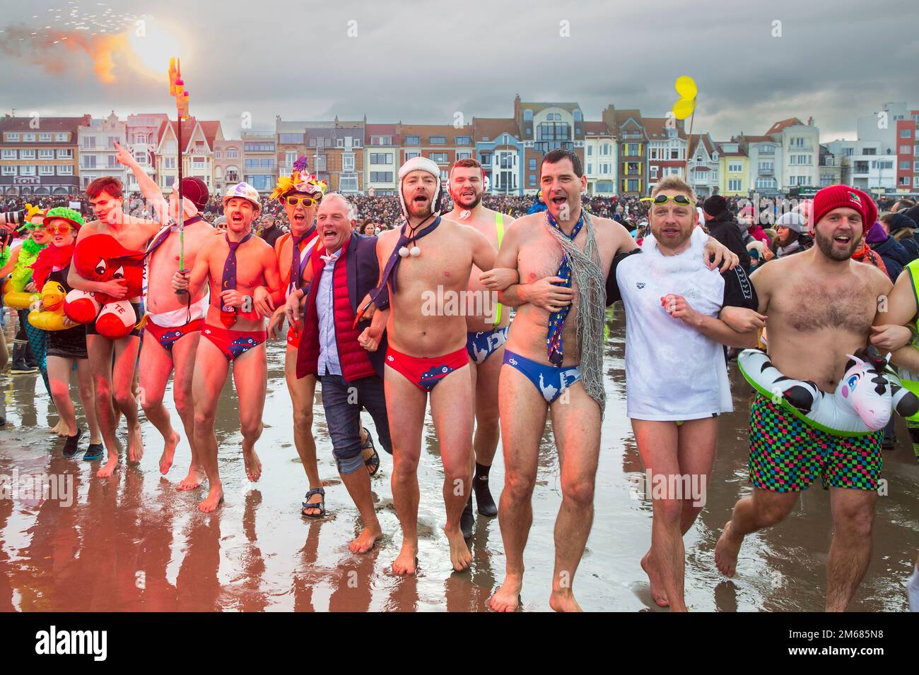 Le persone che partecipano al tradizionale 'Bain de Givres' come parte delle celebrazioni di Capodanno del 1 gennaio Foto Stock