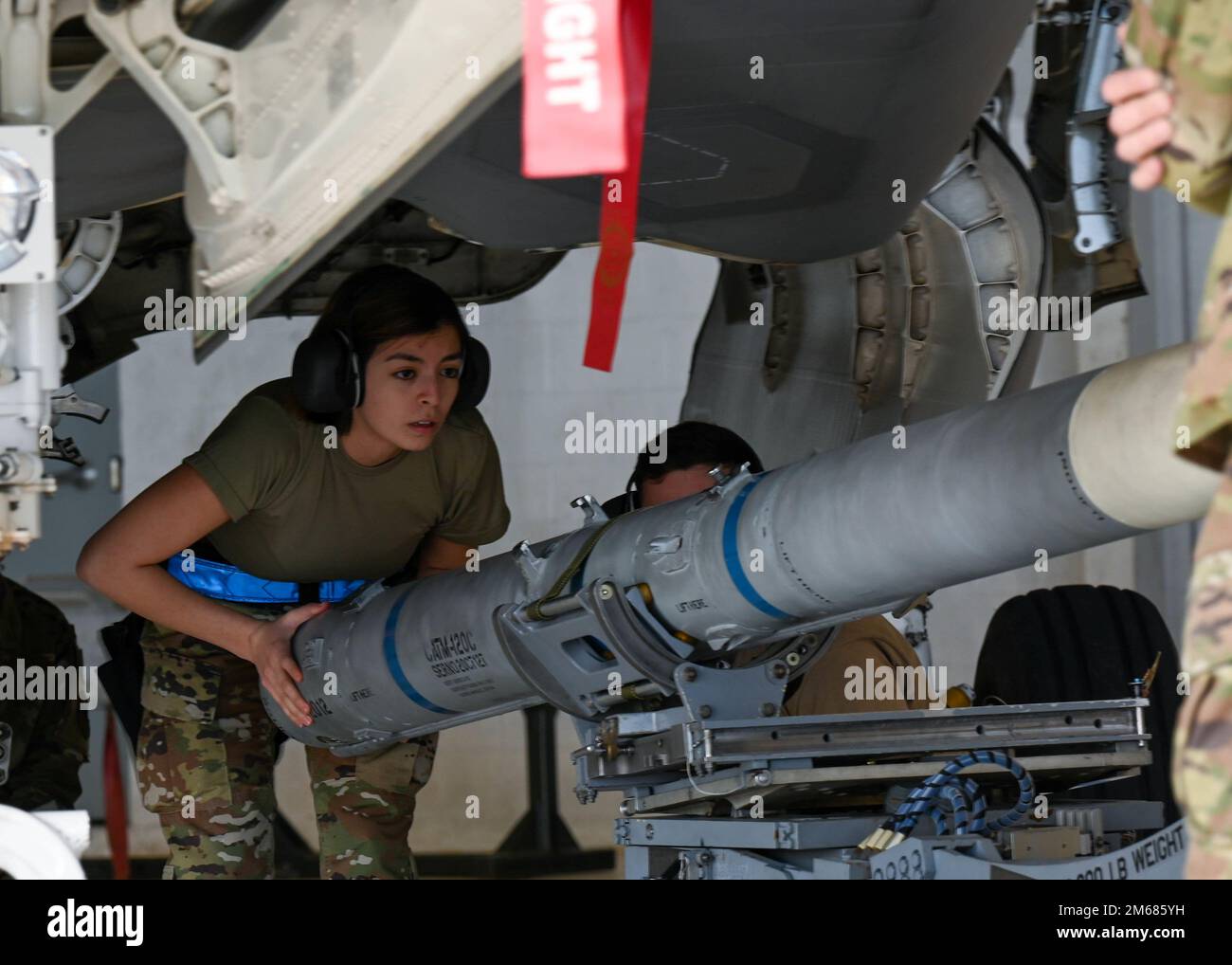 STATI UNITI Air Force Airman 1st Class Deana Simmons, 58th Aircraft Maintenance Unit Weapons Load Crew member, carica il missile aria-aria di medio raggio AIM-120 nella baia delle armi durante la competizione trimestrale del carico di armi 15 aprile 2022, alla base dell'aeronautica di Eglin, Florida. AIM-120 AMRAAM è un missile aria-aria di nuova generazione. Foto Stock