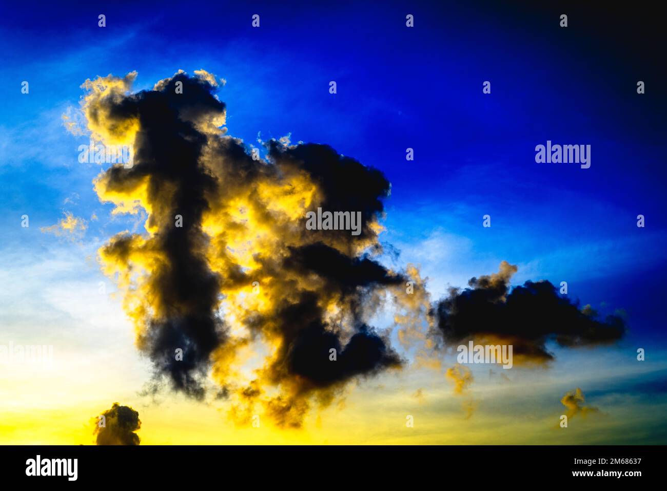 Arte astratta delle nuvole nel cielo con blu forte e giallo vicino al tramonto. Foto Stock