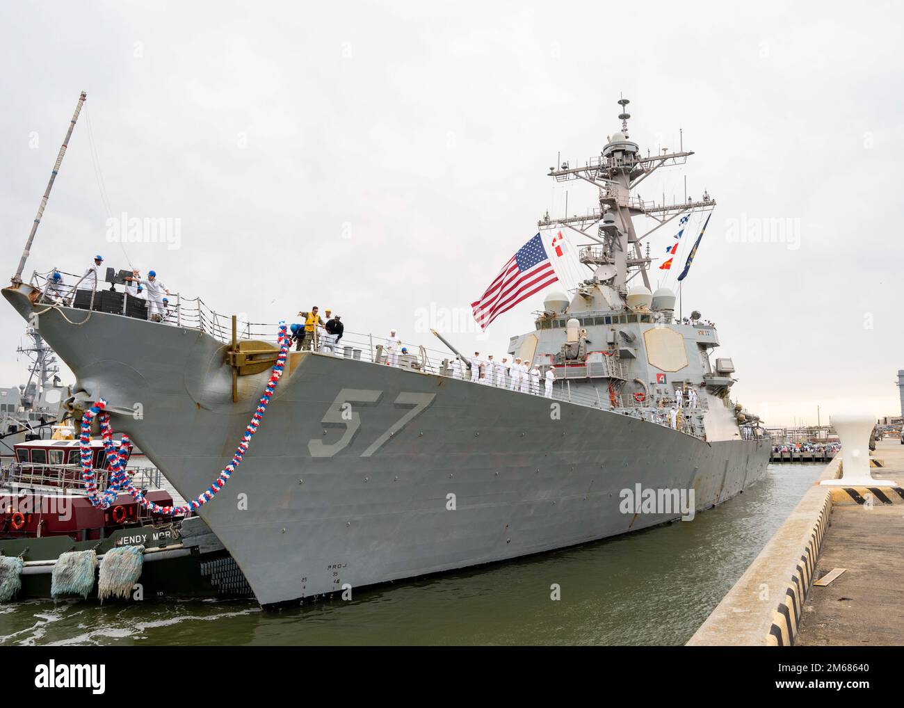 NORFOLK (16 aprile 2022) - il cacciatorpediniere missilistico guidato della classe Arleigh Burke USS Mitscher (DDG 57) si prepara ad ormeggiare a homeport, stazione navale di Norfolk, 16 aprile. Mitscher si è schierato nel teatro europeo delle operazioni e ha partecipato ad una serie di attività marittime a sostegno delle forze navali Europa e alleati della NATO. Foto Stock