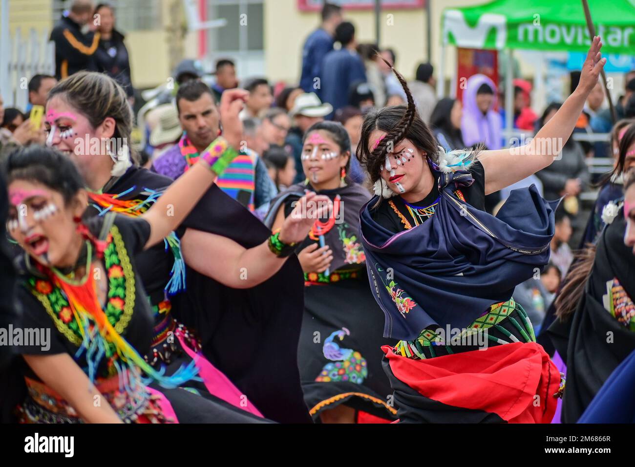 I giovani partecipano al primo giorno del 'Carnevale multicolore de la Frontera' (Carnevale multicolore del confine) con danze tradizionali su J Foto Stock