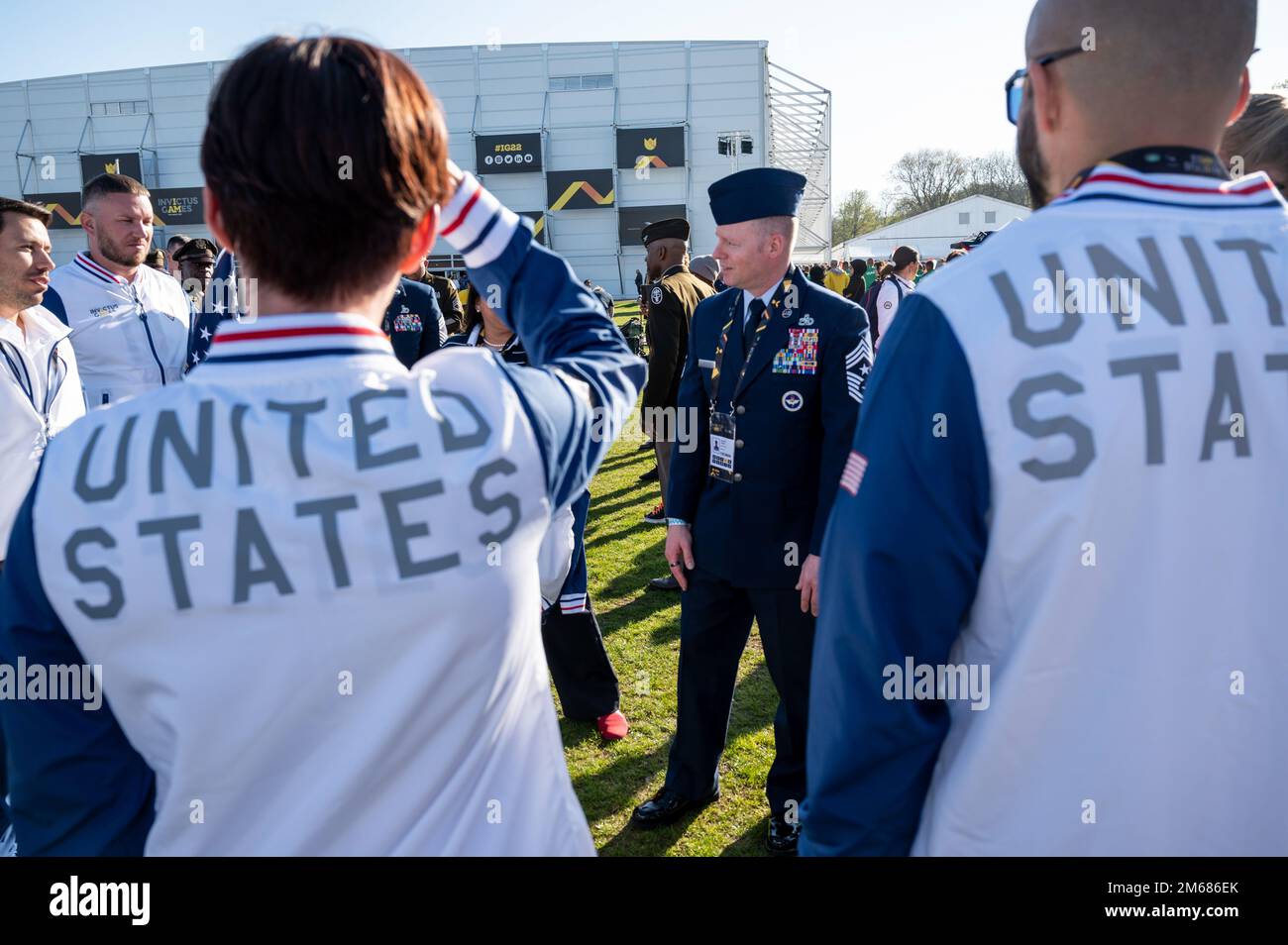 STATI UNITI Capo dell'aeronautica militare Sgt. Benjamin Hedden, Stati Uniti Air Forces in Europe and Air Forces Africa Command Chief, parla con i concorrenti del Team US prima delle cerimonie di apertura di Invictus Games 2022, il 16 aprile 2022, all'Aia, Paesi Bassi. Team US partecipa ai Giochi Invictus per sottolineare l'importanza degli sport adattativi per la riabilitazione e il recupero dei membri del servizio feriti, malati e feriti negli Stati Uniti. Foto Stock