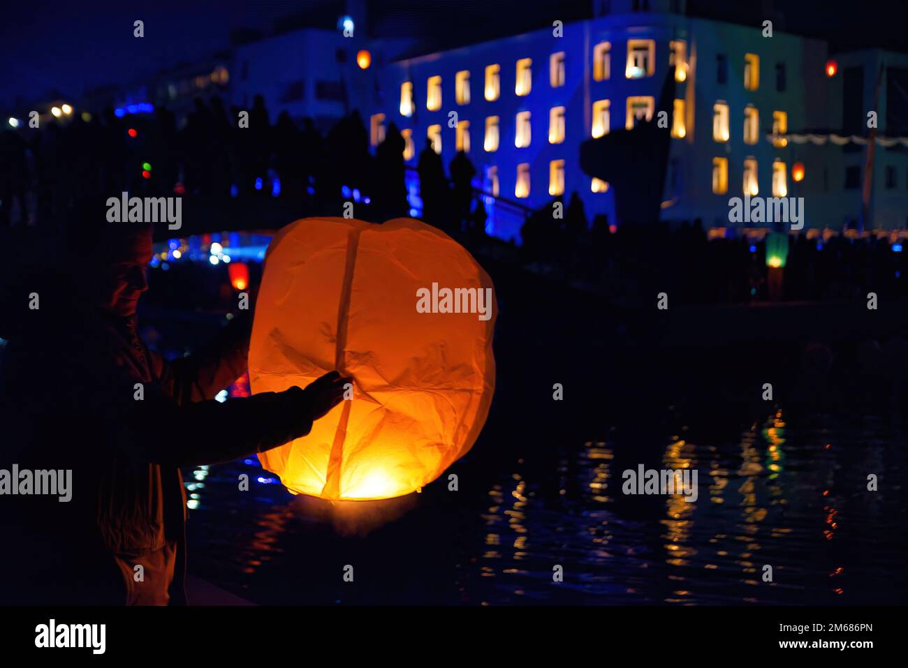 Lanterne volanti fortunate, lanterne volanti colorate, super spettacolo  nella bella città di Volos, Grecia Foto stock - Alamy