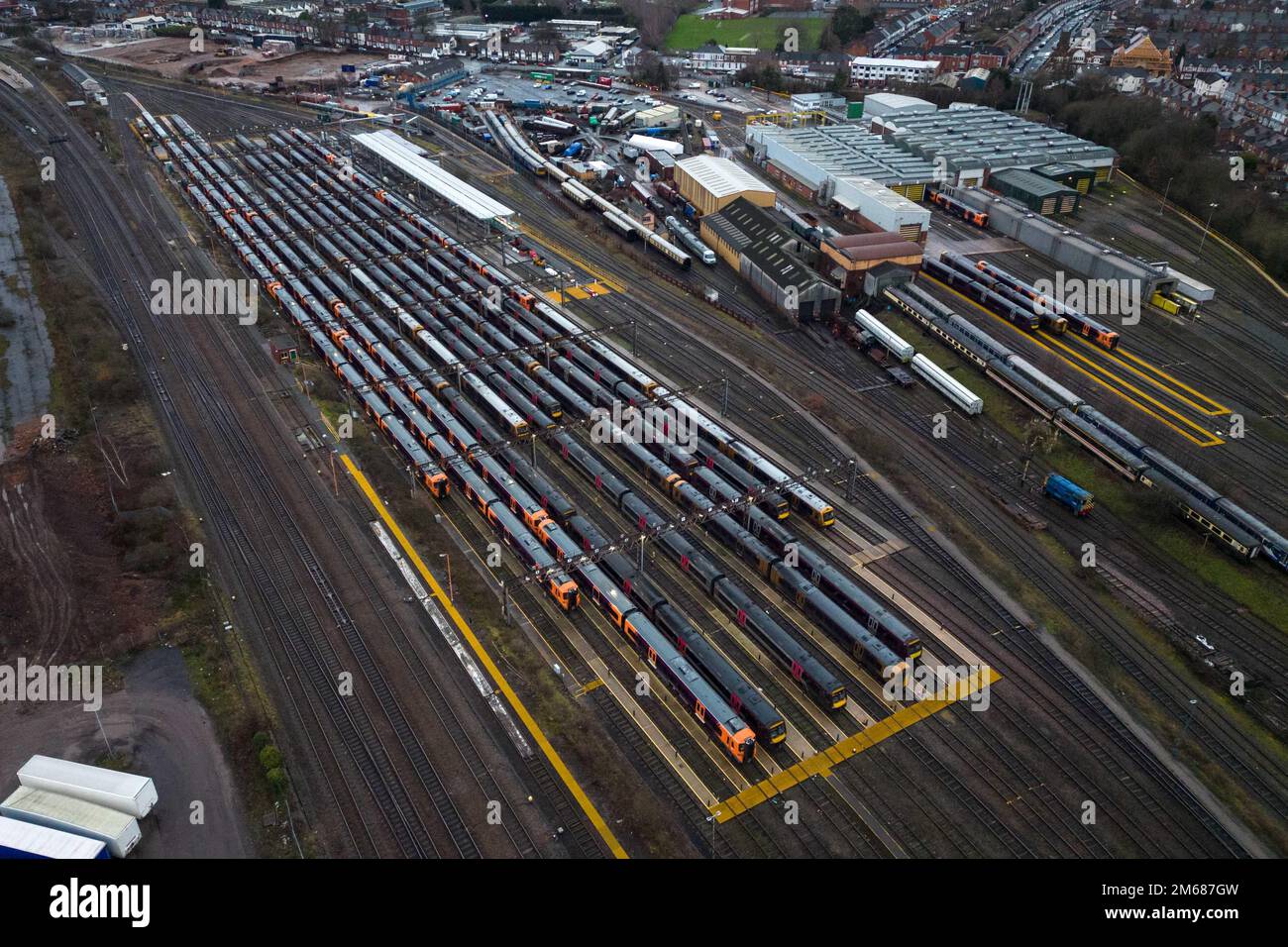 Tyseley, Birmingham, Inghilterra, 3 gennaio 2023 - treni della West Midlands Railway parcheggiati e vuoti presso il deposito di manutenzione dei treni di Tyseley a Birmingham, mentre i lavoratori delle ferrovie partecipano allo sciopero continuo all'inizio del nuovo anno. Credito: Interrompi stampa Media/Alamy Live News Foto Stock