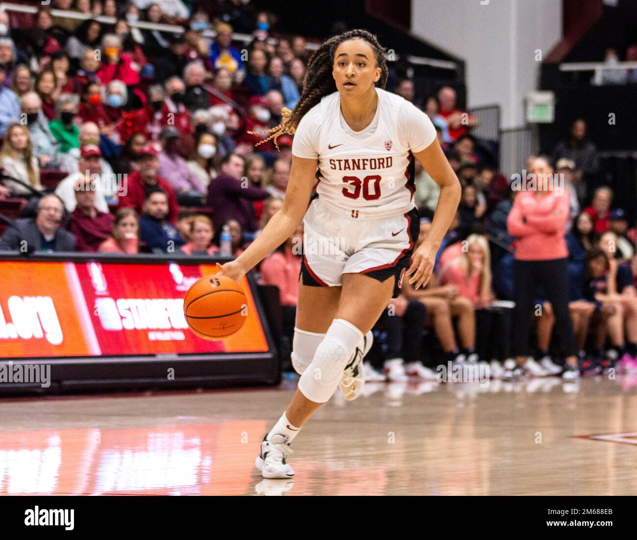 Gennaio 02 2023 Palo Alto CA, Stati Uniti La guardia di Stanford Haley Jones (30) porta la palla in campo durante la partita di pallacanestro delle donne NCAA tra Arizona Wildcats e lo Stanford Cardinal. Stanford ha battuto l'Arizona 73-57 al Maples Pavilion Palo Alto, California. Thurman James /CSM Foto Stock