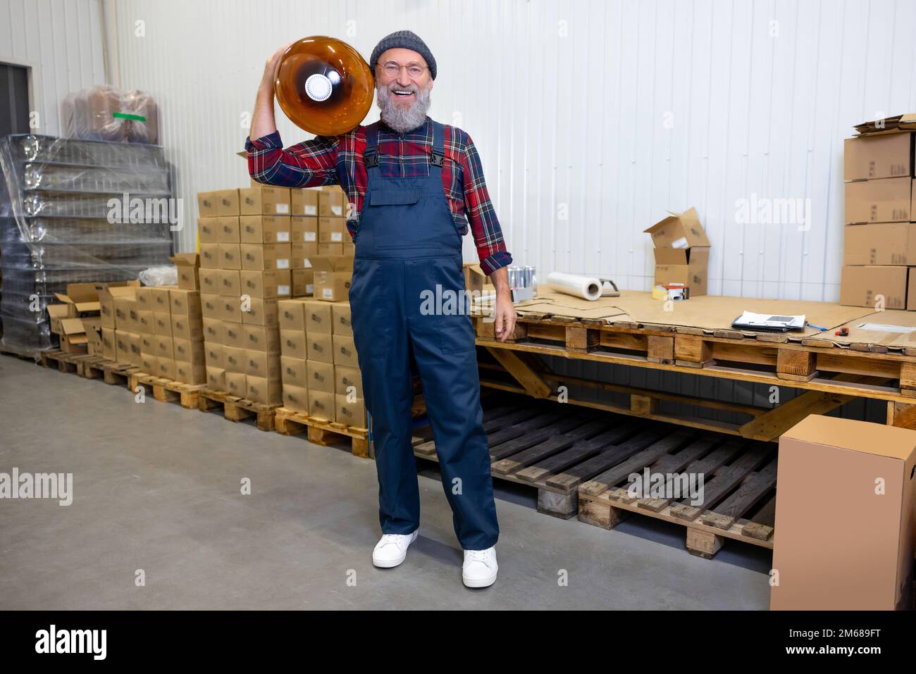 Caricatore di magazzino contentato in posizione per la telecamera al lavoro Foto Stock