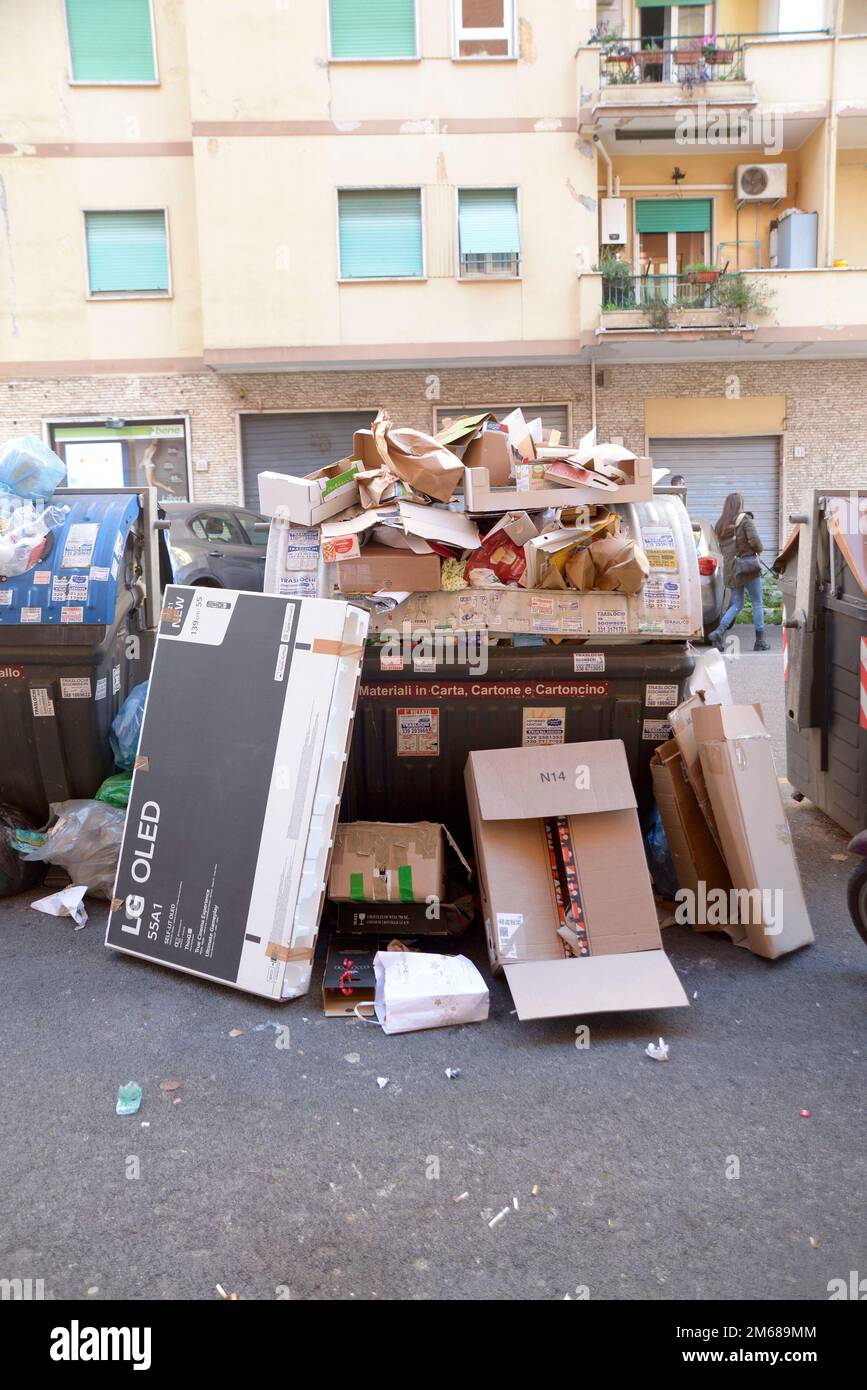 Roma, immondizia in strada 31 dicembre 2022 Foto Stock