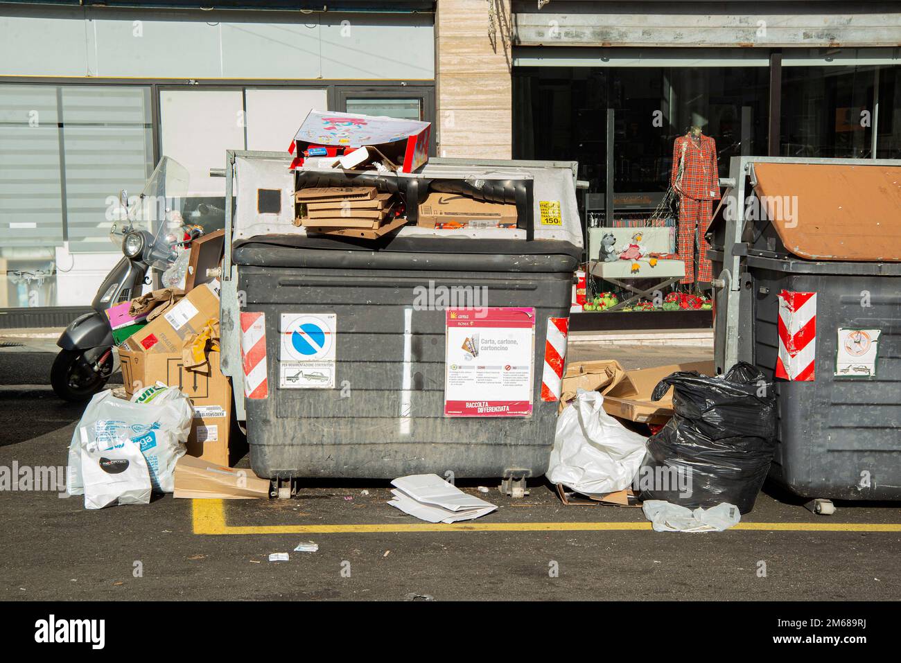 Roma, immondizia in strada 31 dicembre 2022 Foto Stock