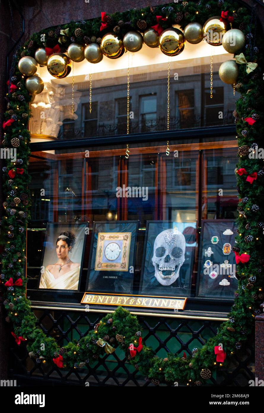 Window of Bentley and Skinner, un'esclusiva gioielleria al 55 Piccadilly,  Londra Foto stock - Alamy
