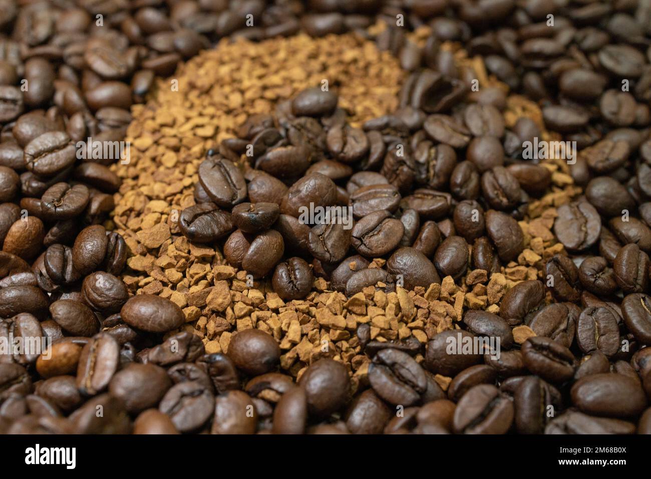 Chicchi di caffè arrosto e fondo di caffè granulato o carta da parati Foto Stock