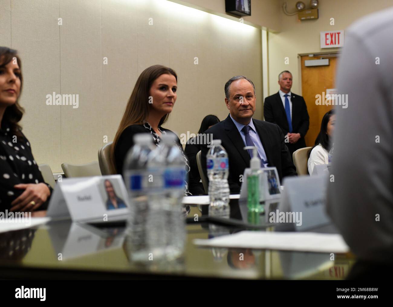 Douglas C. Emhoff, secondo Gentleman degli Stati Uniti, ascolta una domanda posta durante un evento di coniugi militari sulla base della forza spaziale Vandenberg, California, 18 aprile 2022. Emhoff ha parlato con i coniugi di questioni riguardanti la salute mentale e l'equità di genere. Foto Stock
