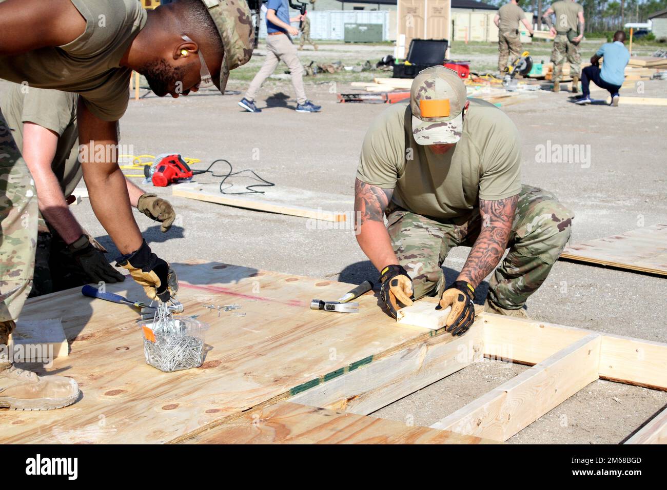 Readiness Challenge VIII i partecipanti di 1st Special Operations Command, l'ingegnere civile dell'aeronautica militare Squadron, Hurlburt Field, Florida, iniziano l'evento di costruzione della baracca di guardia il 18 aprile 2022, presso il sito di addestramento della bandiera d'argento, Tyndall Air Force base, Florida. L'evento del Dipartimento dell'Aeronautica militare CE è ospitato dal Centro dell'Ingegnere civile dell'Aeronautica militare. Dopo oltre 20 anni di pausa, la sfida, un evento di prim'ordine per gli ingegneri civili del Dipartimento dell'aeronautica, è tornata. Il Readiness Challenge di quest'anno è l'evento iniziale delle capacità operative prima che la sfida raggiunga il capa operativo completo Foto Stock